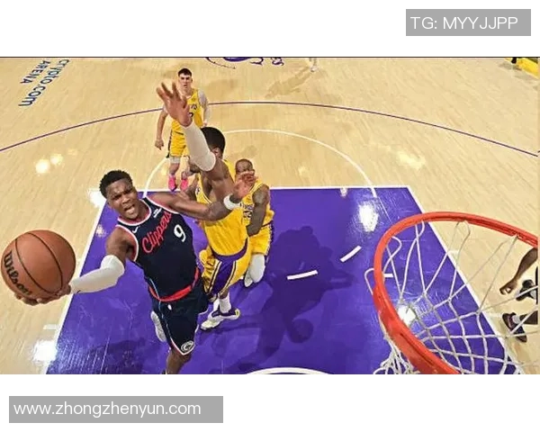 快船主帅因不满判罚被罚下场，球迷不满裁判